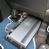 運転席の下にはアンプボードを設置してサブウーファー用のシンフォニ・クワトロリゴのヘリテージ スリーをインストールする。