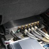 助手席下の前部スペースにはプロセッサーもインストールされている。こちらはブラックスDSPを用いる。