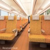 普通車指定席のリニューアルイメージ。全座席にコンセントが設けられ、モケットは光きらめく柑橘をモチーフとしたものに。