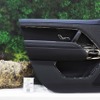 プレミアムクラスのドアパネルは、“NFPP”マット成型と同時に表皮巻きを施す接着剤不使用の1-shotプロセスで仕上げられている