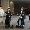 東京EVバイクシェア開始式。東京都の小池知事（向かって左）とドコモ・バイクシェアの武岡代表取締役（同右端）