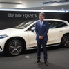 メルセデス・ベンツ日本の上野金太郎社長兼CEOと『EQS SUV』