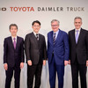 左から日野自動車の小木曽聡社長、トヨタ自動車の佐藤恒治社長、ダイムラートラックのマーティン・ダウムCEO、三菱ふそうトラック・バスのカール・デッペンCEO