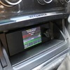ダイレクターはセンタークラスターの最下部にビルトイン取り付けされている。デザインと操作性＆視認性を両立させる取り付けだ。