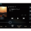 iPhoneをUSB接続したときのメインユニットの表示例（三菱電機・ダイヤトーンサウンドナビ）。