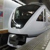 浅草駅で発車を待つ『スペーシアX』の試乗列車。向かって左の仮囲いの中が工事中の5番ホーム。