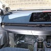 先進的なコクピットデザインを持つアリア。ここに違和感なくESBのスピーカー群をインストールしている。