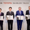 三菱ふそうと経営統合を発表した日野自動車。向かって左端が日野の小木曽社長CEO