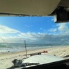 フロント越しに見える永遠に続く砂浜