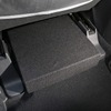 DSPアンプは助手席シート下にインストールされる。カバーを施すことで存在感を消している。