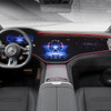 EQS／EQEで選べるハイパースクリーン（写真はEQEセダンのAMG）は、ドライバーディスプレイも含めてインパネ幅一杯に３つのディスプレイを1枚のガラスでカバーしている。