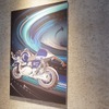 プールバーにはアンドレア・カニシさんのトライアンフをモチーフにした様々なアートを展示