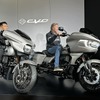 会場で紹介されたハーレー「CVO ストリートグライド（左）」と「CVO ロードグライド（右）」