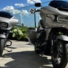 ハーレー「CVO ストリートグライド（左）」と「CVO ロードグライド（右）」