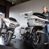 初来日したツァイツCEO（左）より紹介されたハーレー「CVO ストリートグライド」と「CVO ロードグライド」