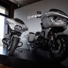 会場で紹介されたハーレー「CVO ストリートグライド（左）」と「CVO ロードグライド（右）」