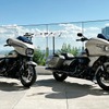 ハーレー「CVO ストリートグライド（左）」と「CVO ロードグライド（右）」
