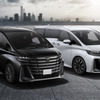 左：トヨタ ヴェルファイア Z プレミア（ターボガソリン・2WD）（ブラック）＜オプション装着車＞、右：トヨタ ヴェルファイア エクスクルーシブ ラウンジ（ハイブリッド・E-Four）（プラチナホワイトパールマイカ）＜オプション装着車＞