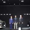 トヨタ自動車の新型『アルファード/ヴェルファイア』と（左から）チーフエンジニアの吉岡憲一氏、サイモン・ハンフリーズ取締役・執行役員、中嶋裕樹取締役・副社長