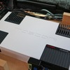 ラゲッジ奥に設置されているのがサブウーファーをドライブしているモスコニのパワーアンプAS200.2。