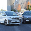 旧型ヴェルファイア （左）とアルファード（右）