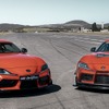 トヨタ GR スープラ の「GT4 100thエディション・トリビュート」（左）と GR スープラ GT4