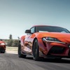 トヨタ GR スープラ の「GT4 100thエディション・トリビュート」（右）と GR スープラ GT4