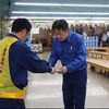 大井川鐵道へ調査報告書を渡す「手交」の様子。調査隊の業務はこの時点で終了する。