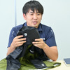 「ネックダブルガードが特徴」と話すワイズギア 営業部 商品戦略課の越田直也さん。