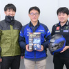 ワイズギアの代表的商品と、開発に携わった商品戦略課のみなさん。中央が川浪陽一さん