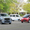 三菱 eKクロスEV（左）と元祖・軽EVのi-MiEV（右）。奥は軽商用EVのミニキャブMiEV