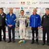 21年11月のスーパー耐久レースin岡山で共同会見を開いた、マツダの丸本明社長（当時）、スバルの中村知美社長（当時）、トヨタの豊田章男社長（当時）、ヤマハ発動機の日高祥博社長、川崎重工の橋本康彦社長