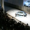 2009年8月、横浜市の日産グローバル本社のオープニングで披露されたリーフ