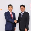 オートバックスセブン 堀井勇吾社長（左）とトライポッドワークス 佐々木賢一社長