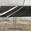 超電導用の導線（左）は紙のように薄いが、従来の銅でできた直径5mm角ほどの線（右）と同等の電流が流せるという