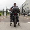 スクランブラー400Xは、19インチのフロントホイールを採用。これも大柄な要因。ハンドルを含む車幅は901mm。両足ともにつま先がツンツンだが、少し腰をずらせば安心して片足で支えられる。