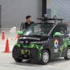デモ走行を終えた後、TMIの学生たちが自動運転のための調整を行っていた