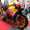 【東京モーターサイクルショー09】ペドロサのMotoGPマシンに触る…ホンダ