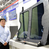 ＡＧＣの「Low-Eコート付き調光パノラマルーフ」とＡＧＣ オートモーティブカンパニー トヨタグローバルユニット マネージャー セールスエンジニアの大川潤氏