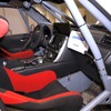 安全確保のために、車内には強固なロールゲージが組まれている