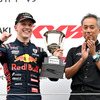 優勝したリアム・ローソン（左）と、TEAM MUGENの田中洋克監督（右）