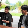 >マツダデザイン本部チーフデザイナーの木元英二さん(右)と映像作家/写真家の柿本ケンサクさん(左)