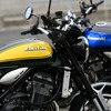 カワサキ Z900RS Yellow Ball Edition（左）と新色の「ブルー×ブラック」（右）