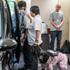 身長が高いドライバーの場合は、少し低い姿勢をとるか、肘に手を添えてもらい誘導する場合もあるそうだ。