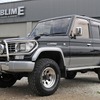 70系プラドは今ではすっかりお宝車両となっているちょい古のクロカン4WD。角張ったデザインには今もファンが多い。