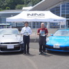 表彰式、日産GT-R（左）とポルシェ911（右）