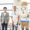 左から白馬村長の丸山俊郎氏、村長賞となった井上昭次さん、白馬村イメージキャラクターのヴィクトワール・シュヴァルブラン・村男Ⅲ世