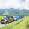 白馬村のなかをパレードするEV