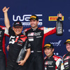 WRC第9戦フィンランドの表彰台。左から優勝ドライバーのエバンス、優勝マニュファクチャラーであるトヨタの豊田章男氏、優勝コ・ドライバーのマーティン、3位の勝田、勝田のコ・ドライバーであるジョンストン。