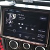 カーナビ＋2ウェイスピーカーを駆使して高音質を狙うのがこのクルマのテーマ。高音質・高機能なサウンドナビ300PREMIを採用。